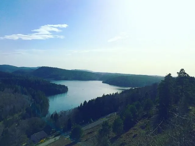 Image qui illustre: Lac de Pierre percée