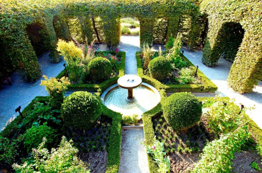 Image qui illustre: Le Labyrinthe - Jardin des Cinq Sens à Yvoire - 2