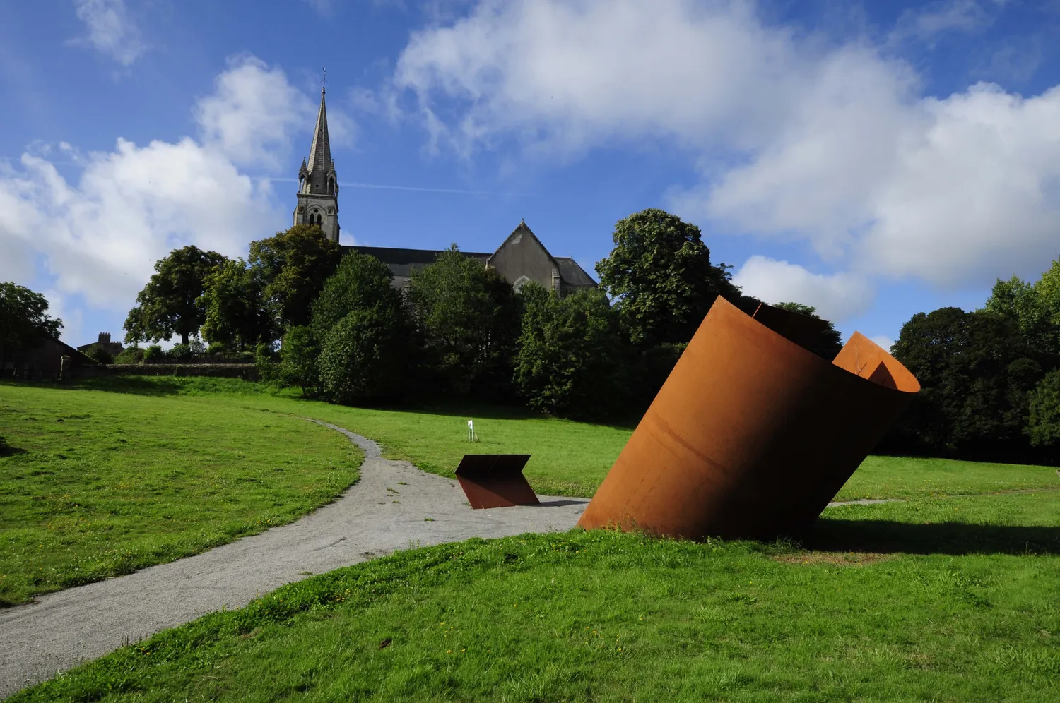 Image qui illustre: Cadran Solaire Monumental à Saint-Viaud - 1