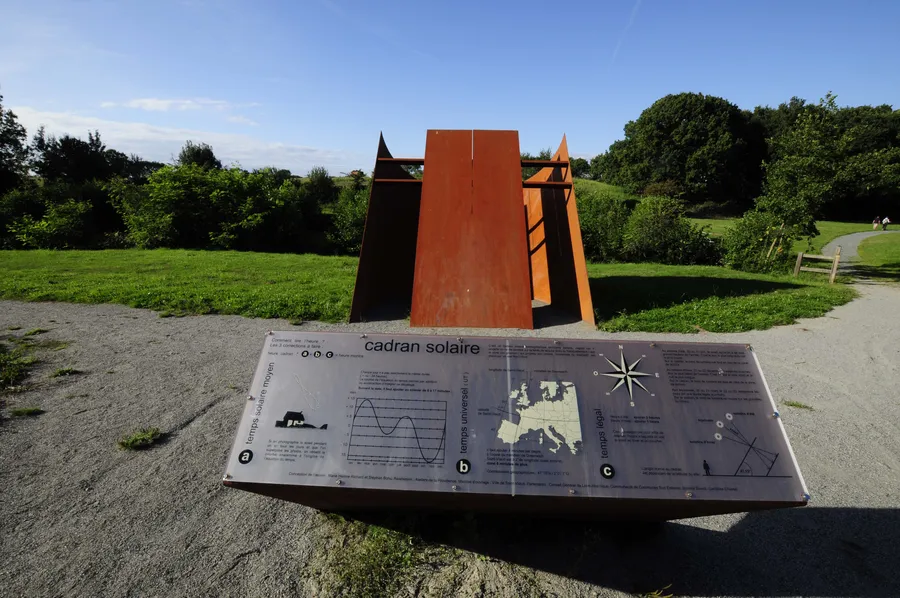 Image du carousel qui illustre: Cadran Solaire Monumental à Saint-Viaud