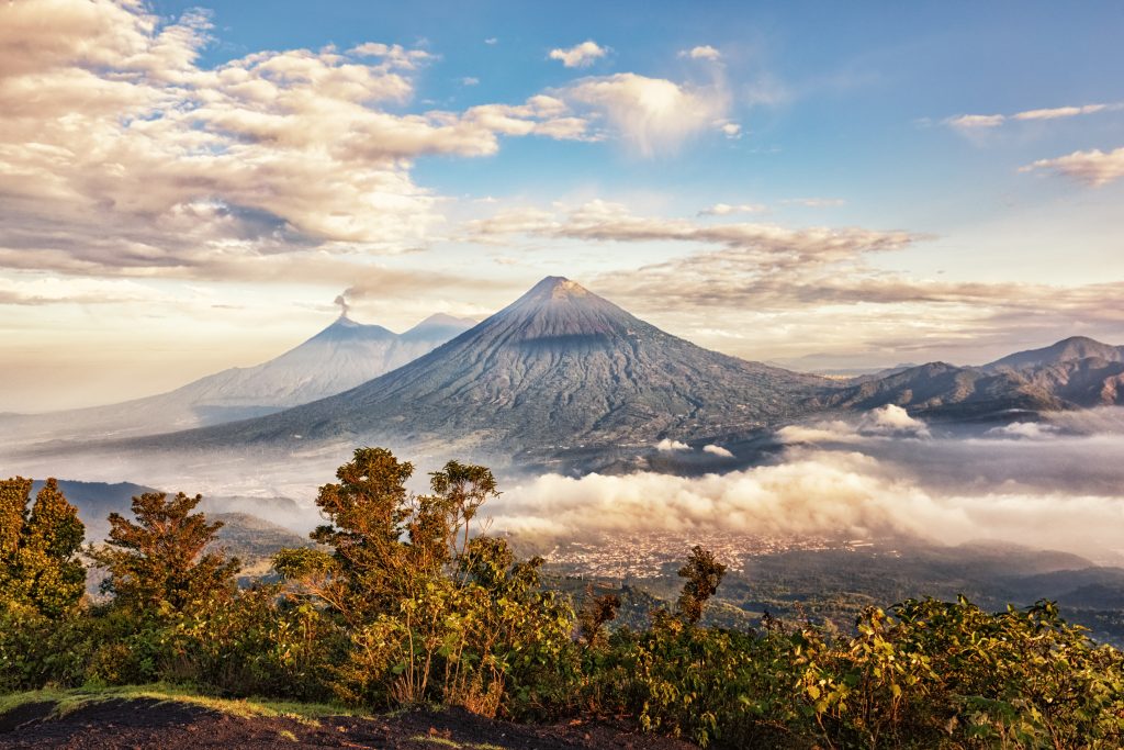 Volcans Fuego, Acatenango and Agua, vu de Pacaya, Guatemala