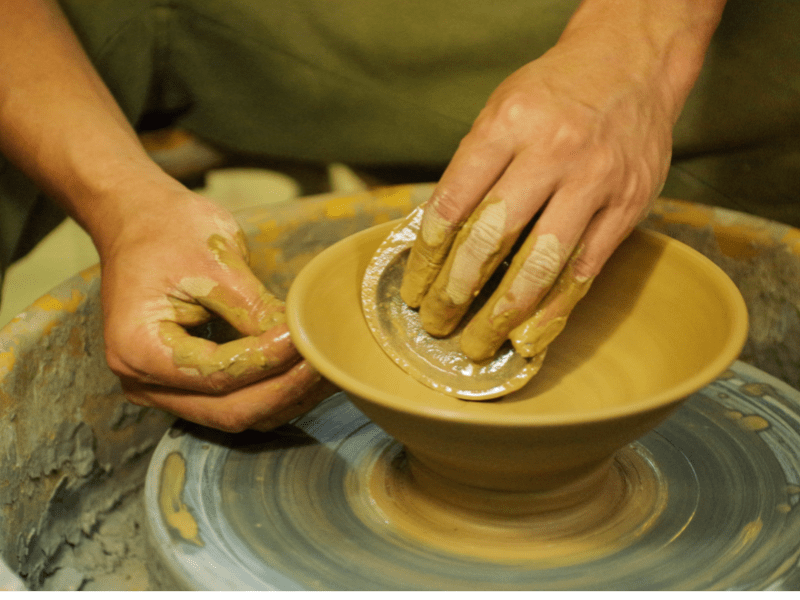 Un cours d'art ou d'artisanat