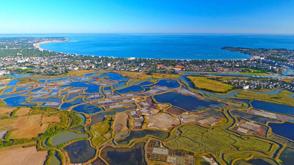 Vue aérienne de La Baule Escoublac depuis les marais salants de guerande