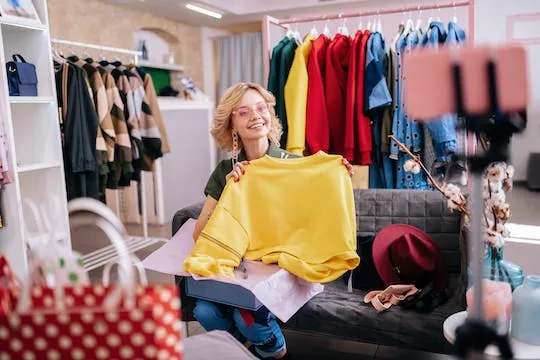 Image qui représente un ticket d'une activité (Visite sur la mode, les parfums et le plaisir à la française dans le Marais) liée au point d'intéret