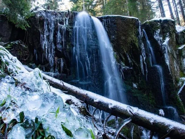 Image qui illustre: La Cascade De Merelle