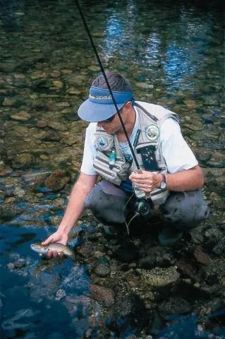 Image qui illustre: Peche A La Ligne Dans La Vallee Des Lacs