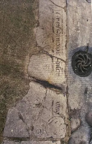 Image qui illustre: Les dalles gravées du 26 rue Chanoinesse