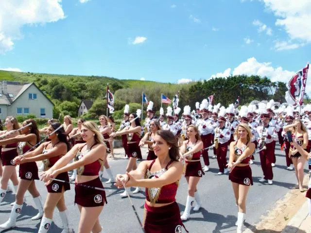 Image qui illustre: Défilé De Fanfares