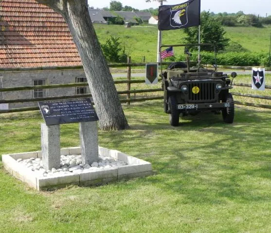 Image qui illustre: Hommage Aux Quelques Parachutistes De La 101e Airborne