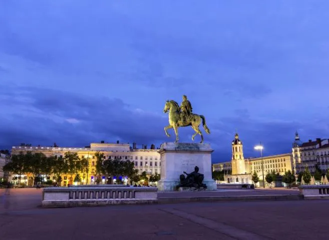 Image qui illustre: Place Bellecour